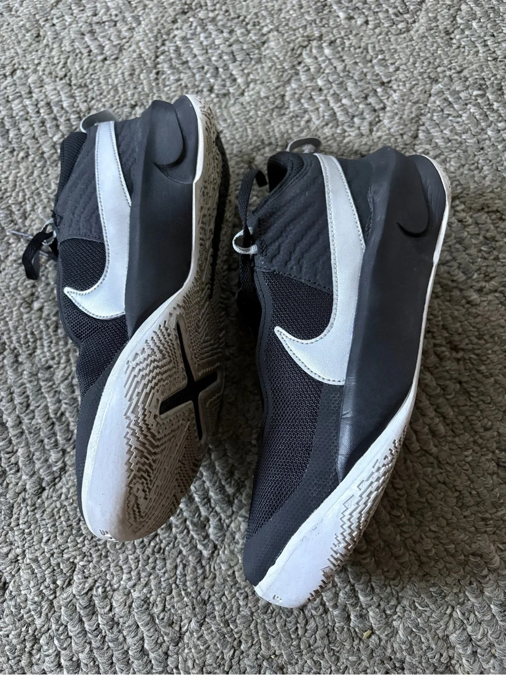 Nike Team Hustle D 10 Basketball Shoes Black Silver Youth 6.5Y EU 39 Worn Once